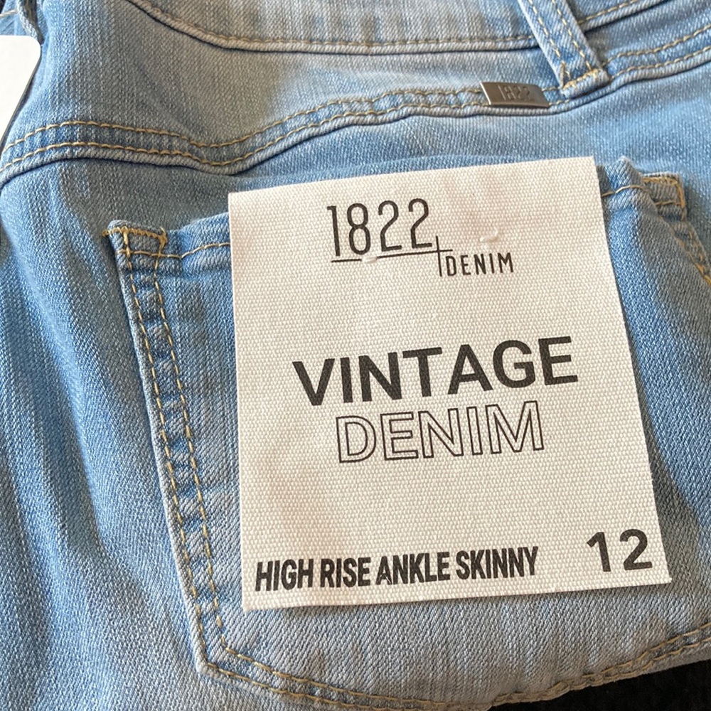 NWT 1822 Vintage Denim Distressed Skinny Jeans.  Size 12